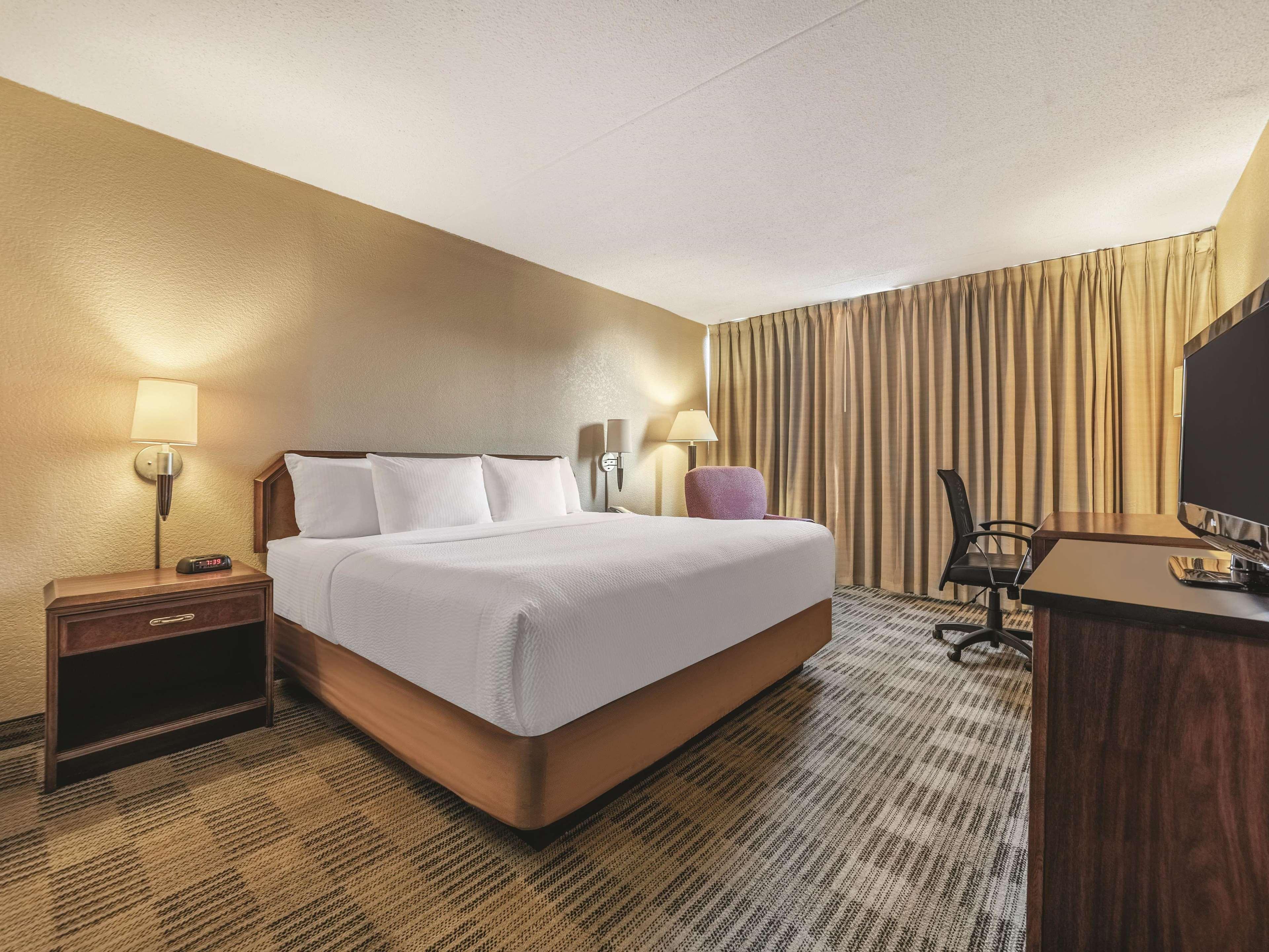 Ramada Inn By Wyndham Fairfield Nj Экстерьер фото