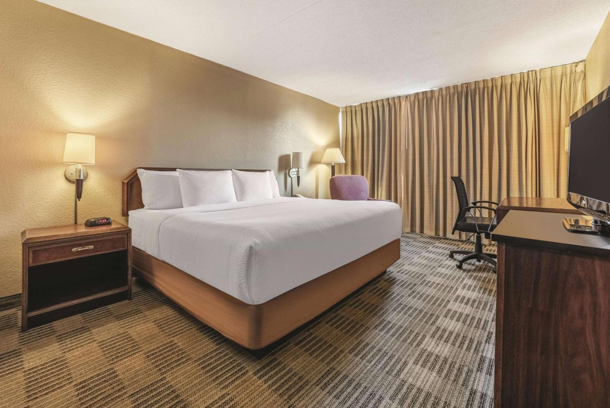 Ramada Inn By Wyndham Fairfield Nj Экстерьер фото