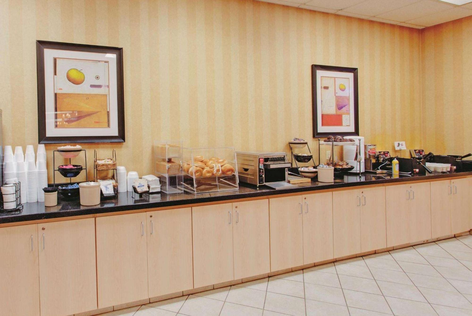 Ramada Inn By Wyndham Fairfield Nj Экстерьер фото