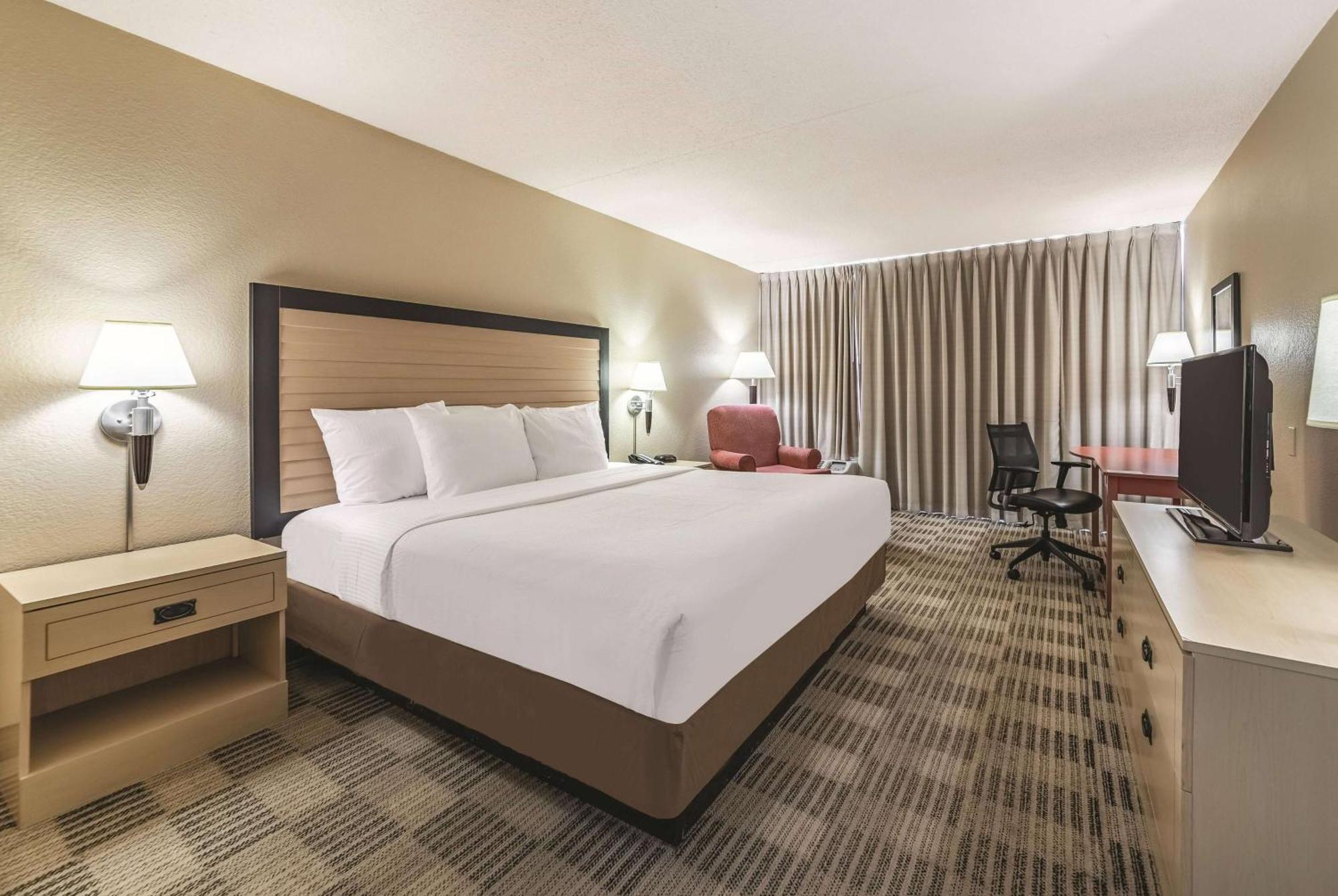 Ramada Inn By Wyndham Fairfield Nj Экстерьер фото