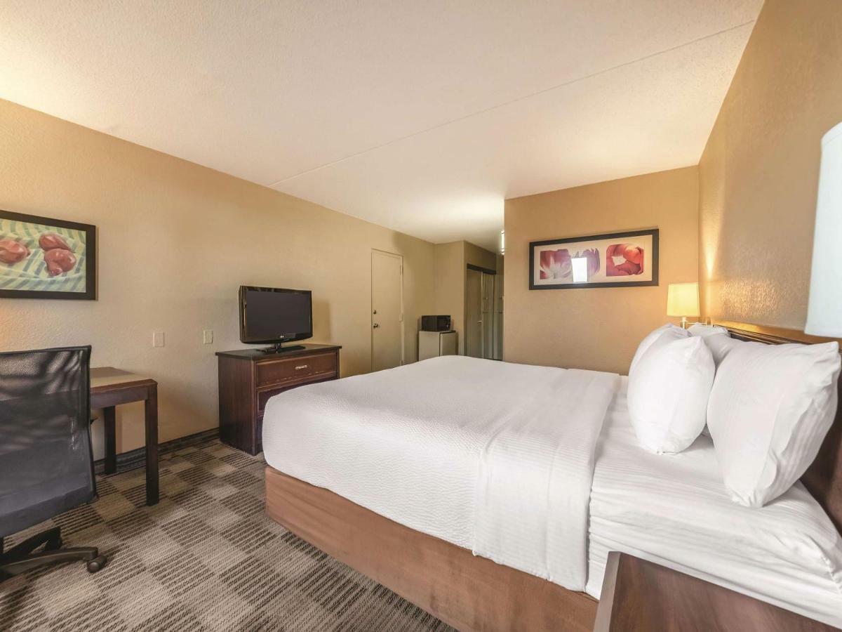 Ramada Inn By Wyndham Fairfield Nj Экстерьер фото